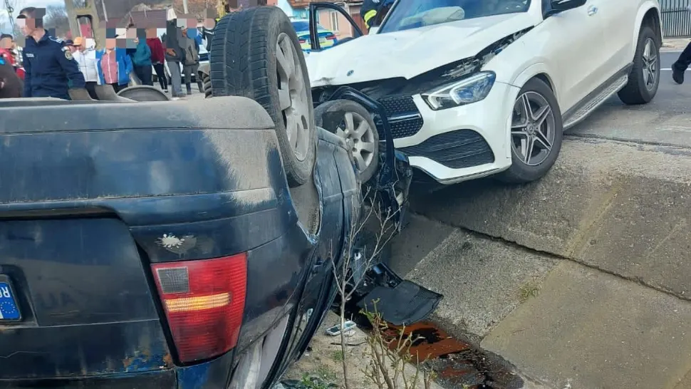 Cinci persoane rănite, după o coliziune violentă între 2 mașini. Foto/ISU