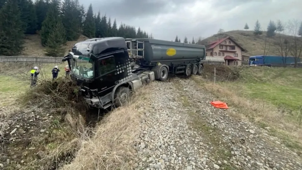 Tragedie pe o șosea din Suceava: șoferul unui TIR a făcut infarct la volan - FOTO
