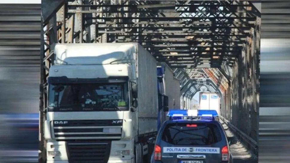Opt migranți, salvați de la moarte prin congelare, într-un camion frigorific, în Vama Giurgiu. Toți au fost duși la spital - VIDEO