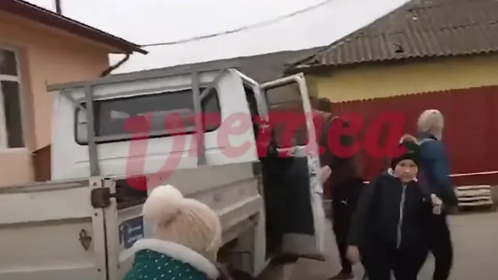 Elevi transportați cu utilitara primăriei la școală. Foto/vremeanoua.ro