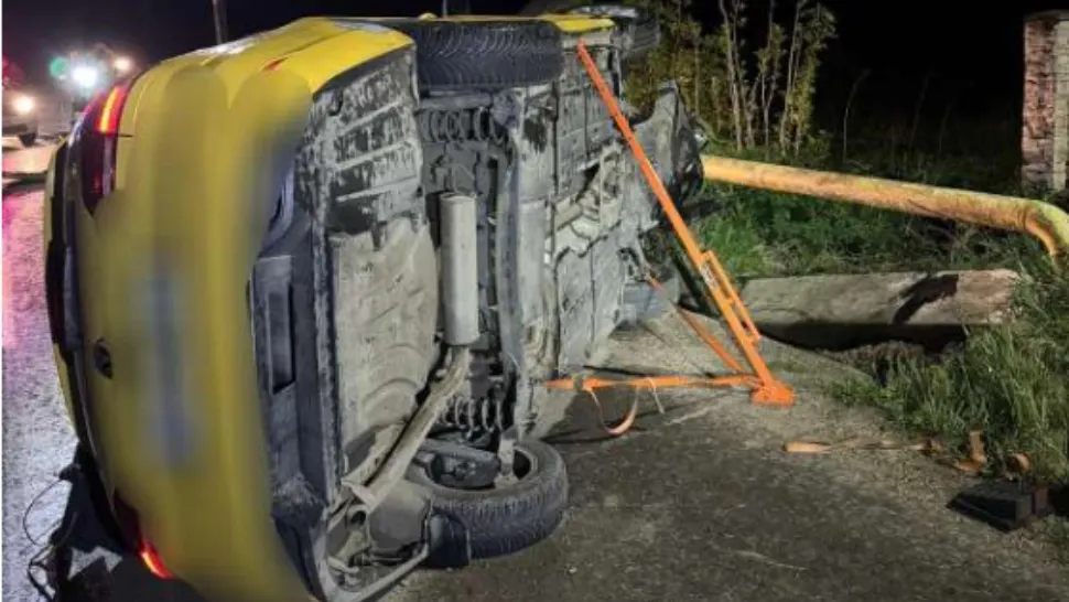 Trei persoane, la spital după ce un taxi s-a răsturnat în județul Vaslui/ ISU Vaslui