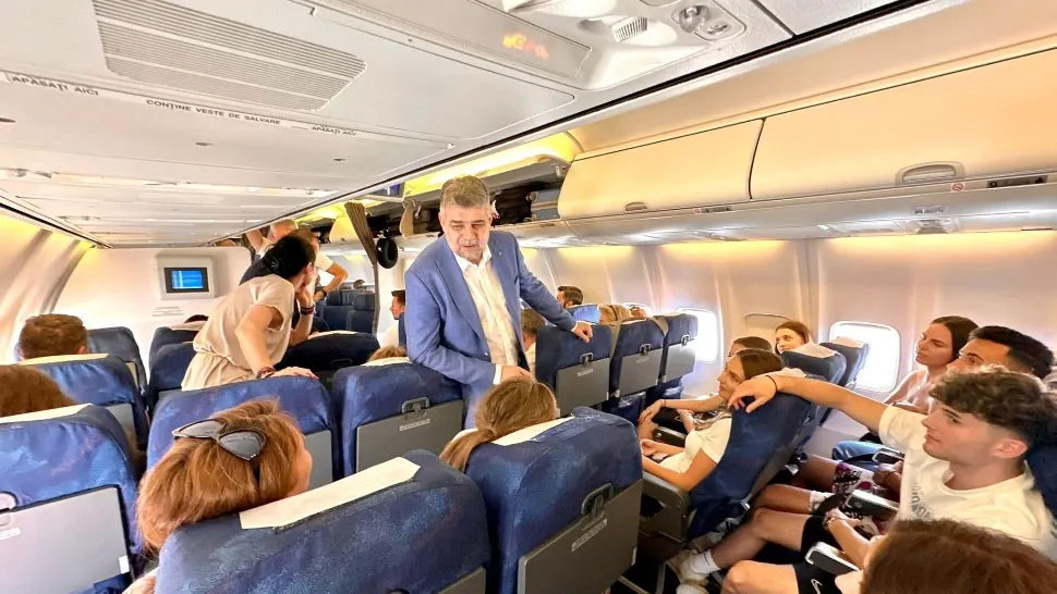 Marcel Ciolacu, poze din avion cu tinerii blocați în Dubai din cauza furtunilor