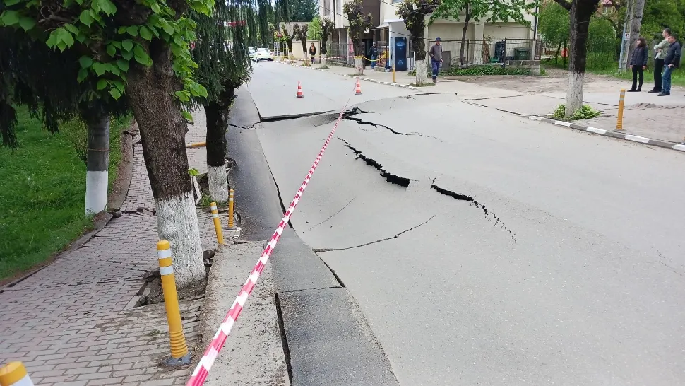 Stradă surpată la Slănic Prahova: CJSU cere autorităţilor să pună la dispoziţie studiile geotehnice şi geologice făcute în oraş/ Facebook DSU