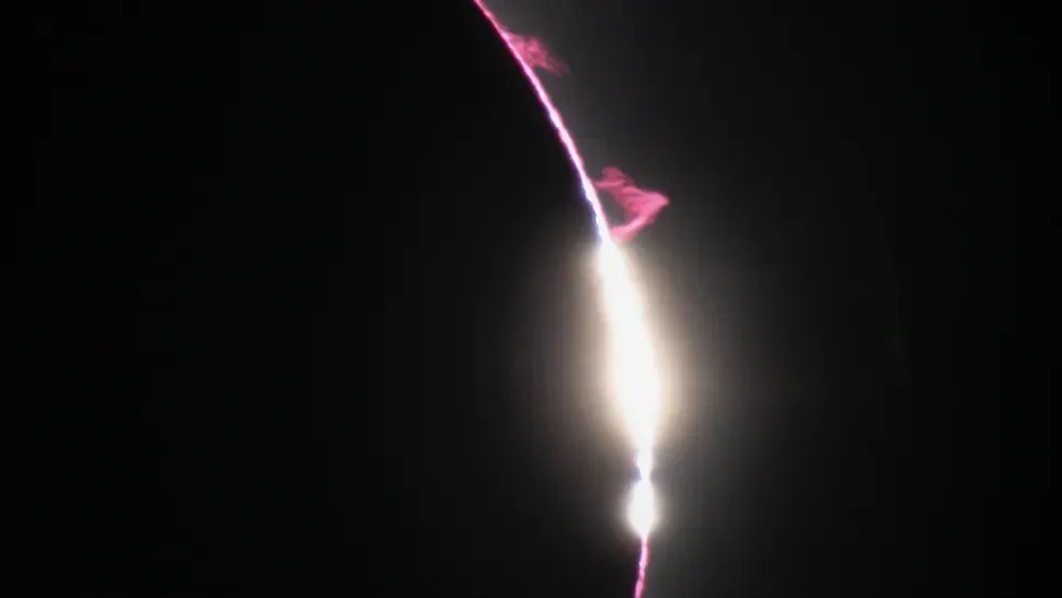 Fenomen straniu în timpul ECLIPSEI totale de Soare. Ce au fost fulgere roșii observate de multă lume?