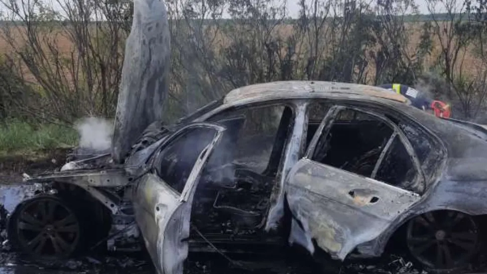 O masina a luat foc pe autostrada