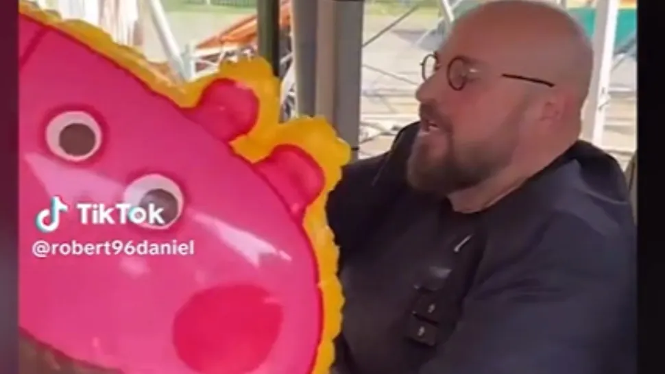 Circ da, proiecte ba. Piedone s-a dat în roller coaster cu un balon cu Purcelușa Pepa. Imaginile au devenit virale/ Captură video