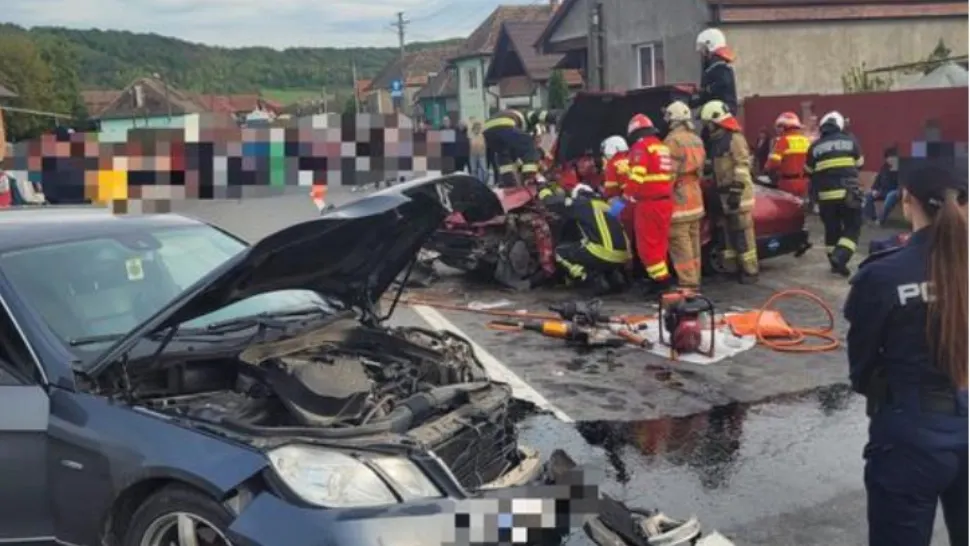 Trei răniţi, unul în stare gravă, în urma unui accident cumplit pe DN13, în județul Mureș. A intervenit elicopterul SMURD/ ISU Mureș