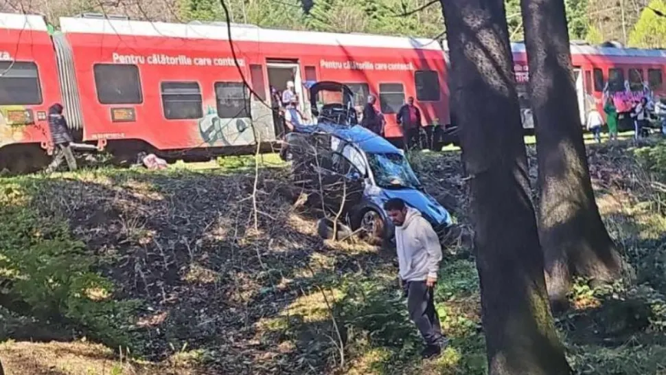 Masina lovita de tren in Brasov