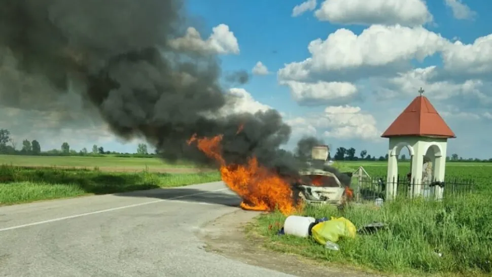 Două autoturisme în care se aflau patru persoane s-au ciocnit pe un pod, iar una a ars complet. Foto/ISU