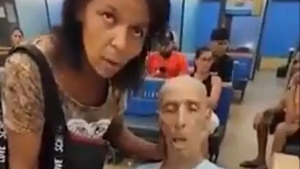Femeia a încercat să-l facă pe bărbat să semneze Foto/Captură video