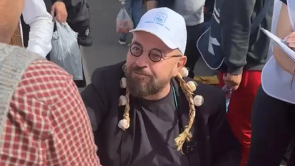 Campanie electorală. Piedone strânge semnături cu gogoși și lăutari. Cîrstoiu, lângă farfuria cu mici