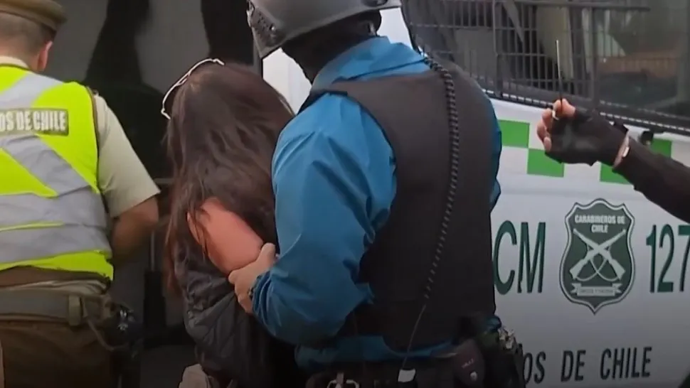 Momentul în care femeia îi fură polițistului pistolul din toc. Foto/Captură video