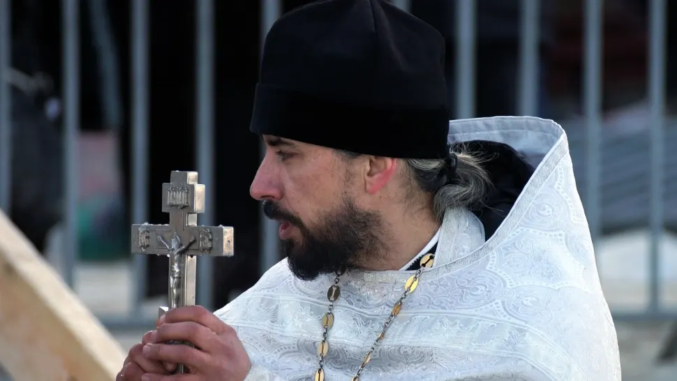 Anchetă după ce un preot a refuzat să spovedească o bătrână de aproape 90 de ani, venită în cârje la biserică. Motivul este uluitor