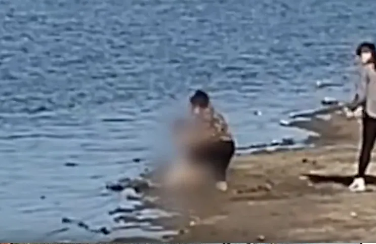 Fetiță nesupravegheată, blocată în nămol, la Constanța! Reacția halucinantă a mamei față de salvatorii copilei/ Captură video