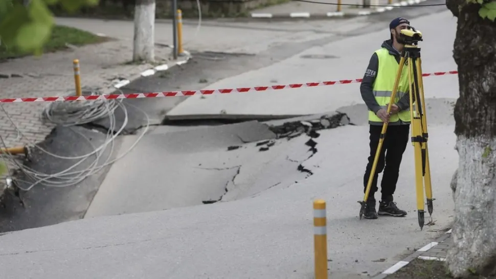 Primăria a „reparat” - craterul a reapărut. Foto/Arhivă