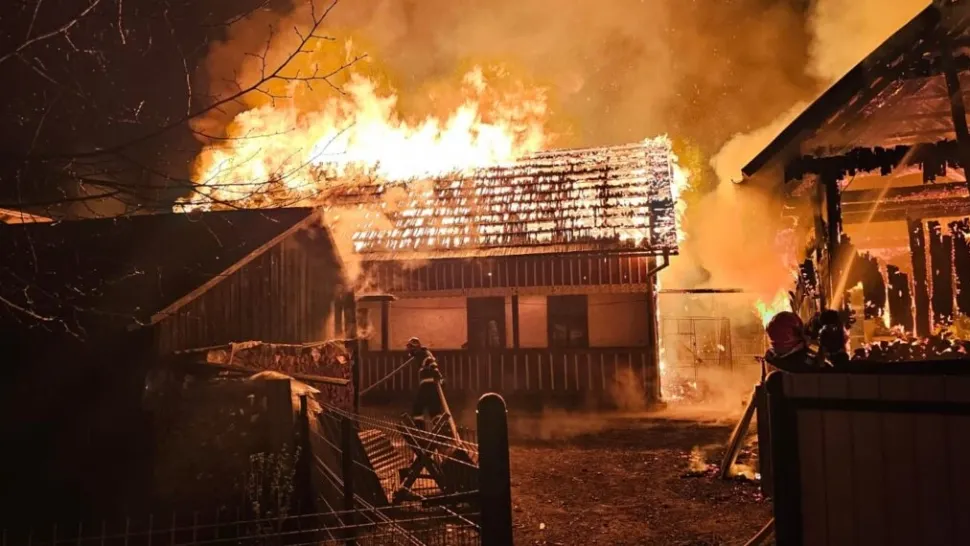 Incendiu devastator în Suceava. Proprietarilor li s-a făcut rău când au văzut prorporțiile dezastrului - FOTO