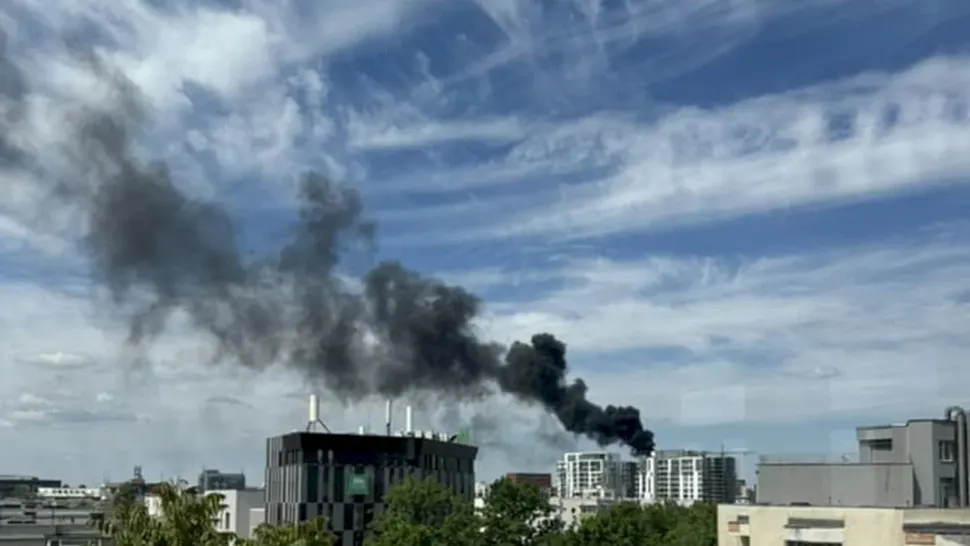 Incendiu de proporții în sectorul 1. Mobilizare masivă a pompierilor, 8 mașini trimise la intervenție, s-a emis mesaj ALERTĂ EXTREMĂ!
