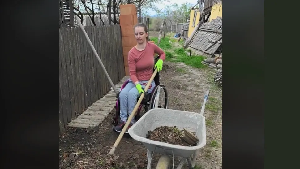 Fata care dă cu lopata, deși este imobilizată în scaun cu rotile. Foto: Captură TikTok