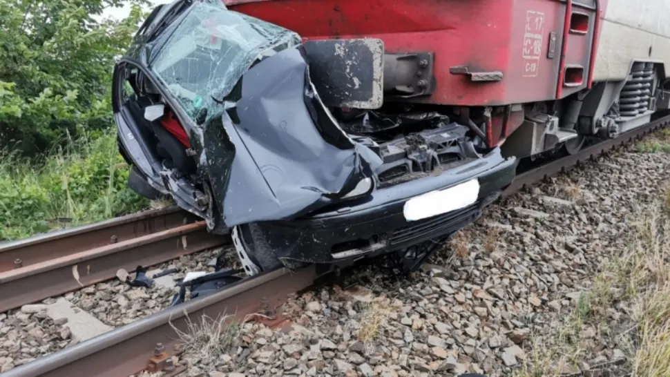 Șoferul a scăpat nevătămat, deși mașina a fost făcută țăndări