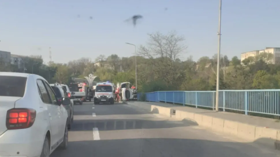 Taxiul a fost la un pas să cadă de pe pod. Foto/constanta.info