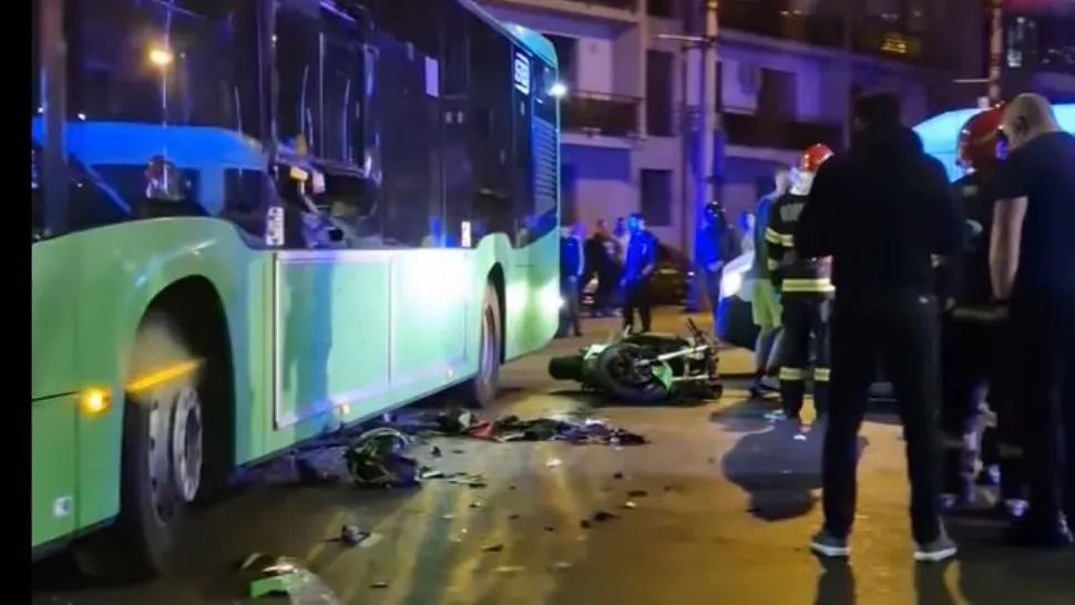 Un motociclist a intrat într-un autobuz al RATB, iar motorul ar fi ajuns sub mijlocul de transport. Foto/