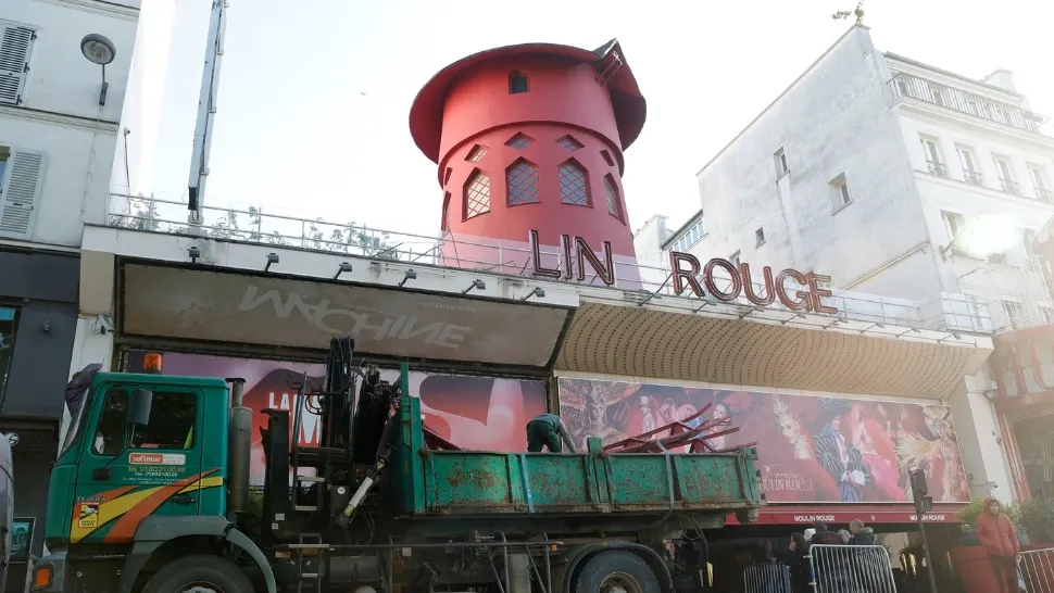 Morișca de pe acoperișul cabaretului a fost pusă la pământ. Foto/Profimedia