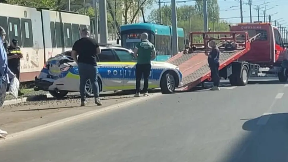 Mașina a fost făcută zob de tramvai. Foto/telem