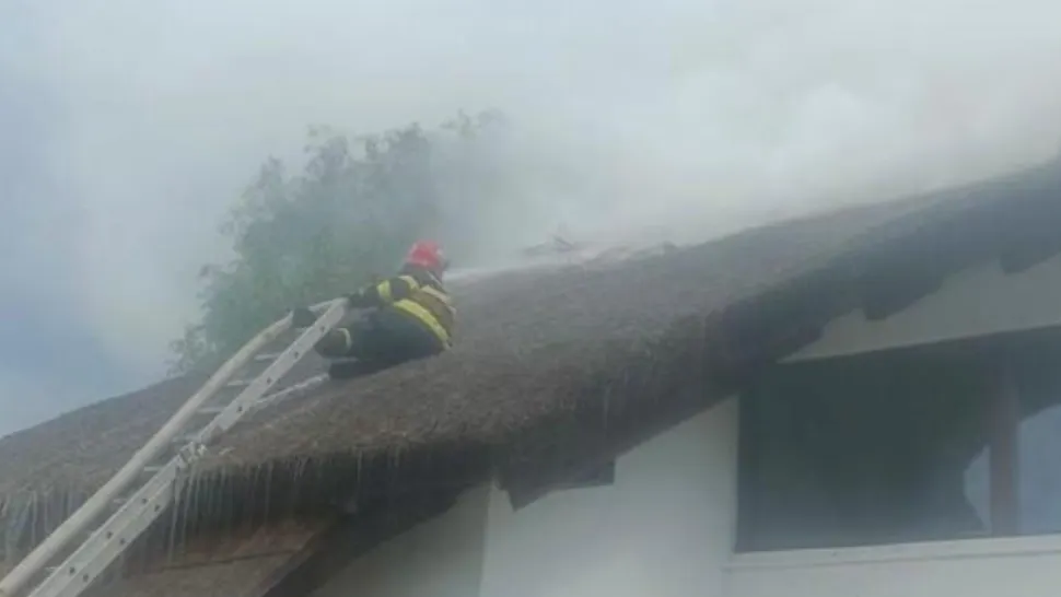 Incendiu la o unitate turistică din Tulcea! Un bungalow a luat foc: intervin pompierii/ Captur[ ISU Tulcea