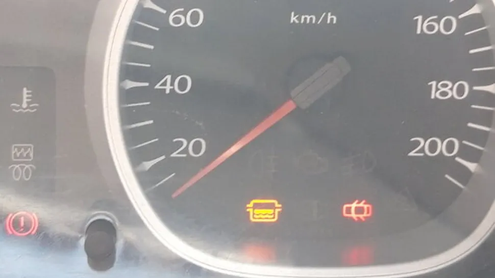 Câți litri mai sunt în rezervor când se aprinde martorul de bord. Câți kilometri mai poți merge ?