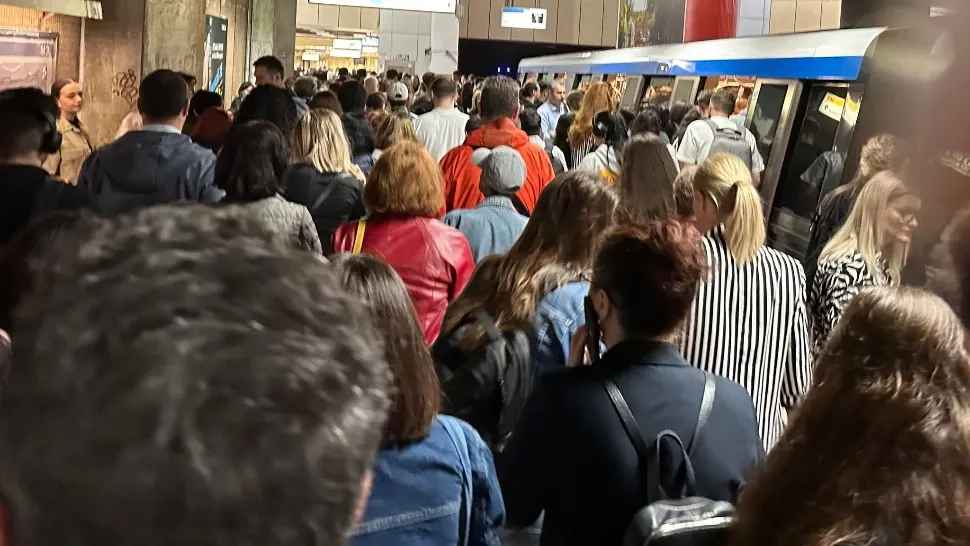 Aglomerație mare la metrou, marți dimineață, în urma unei defecțiuni/ Foto: Realitatea.Net