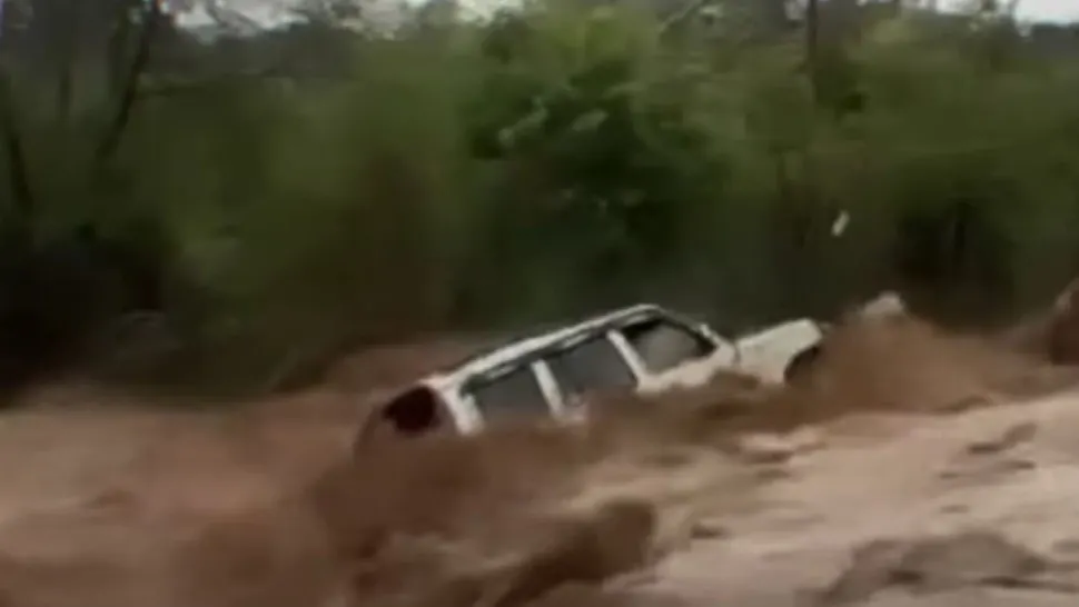 Alunecări de teren și ploi devastatoare în Indonezia. Imagini apocaliptice