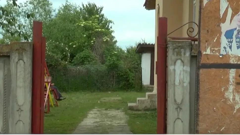 Școlile dintr-o localitate din județul Gorj, lăsate în paragină! Copiii parcurg zeci de kilometri pentru a ajunge la cursuri/ Captură video Gorj TV