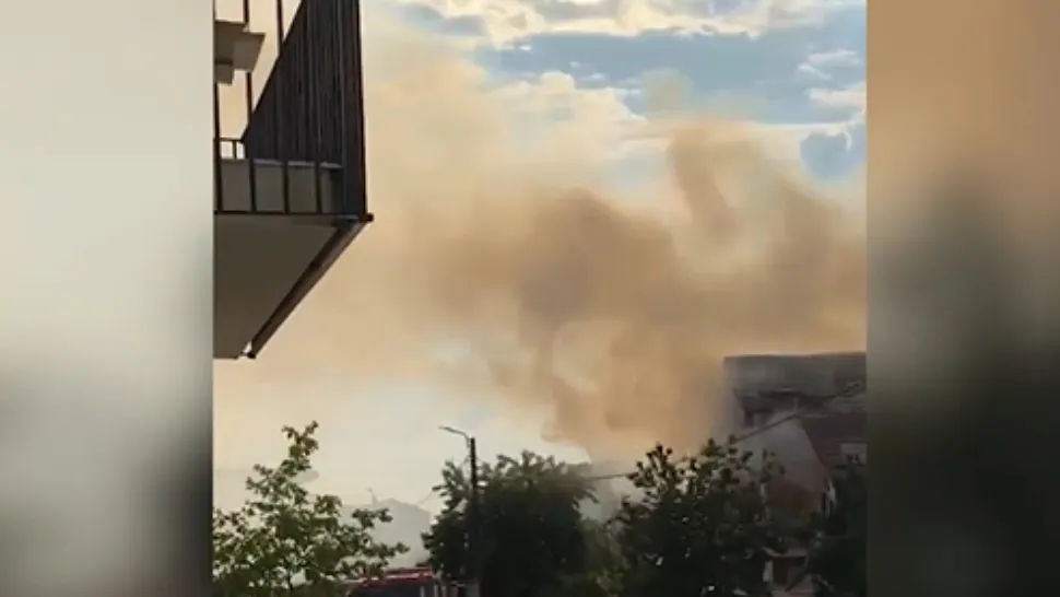 Casă în flăcări după ce a fost lovită de un trăsnet, la Baia Mare. Pompierii au intervenit cu mai multe autospeciale/Captur[ video