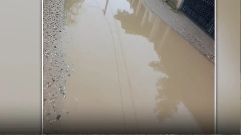 Străzile de la periferia Craiovei, inundate de ape la fiecare ploaie. Imagini halucinante/ Captură video