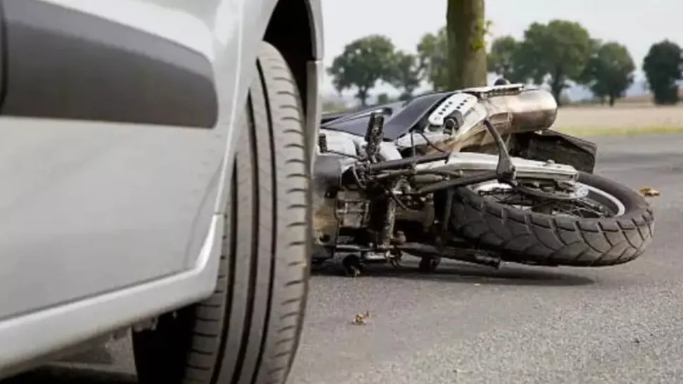 Accident bizar în Vaslui: Femeie de 75 de ani, rănită de o motocicletă care a fost acroşată de un autoturism
