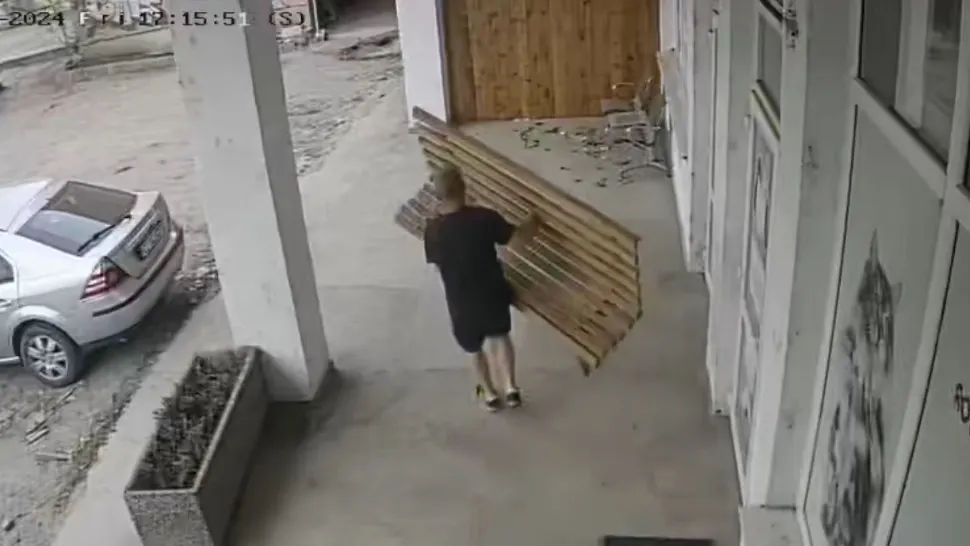 Un bărbat a fost filmat în timp ce fura o bancă în Vinerea Mare, din fața unei clinici veterinare din Mănăștur