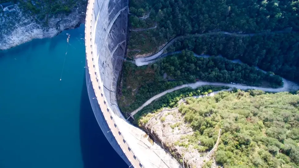 Barajul Gura Apelor: Salvatorul unui oraș întreg și obiectiv turistic spectaculos
