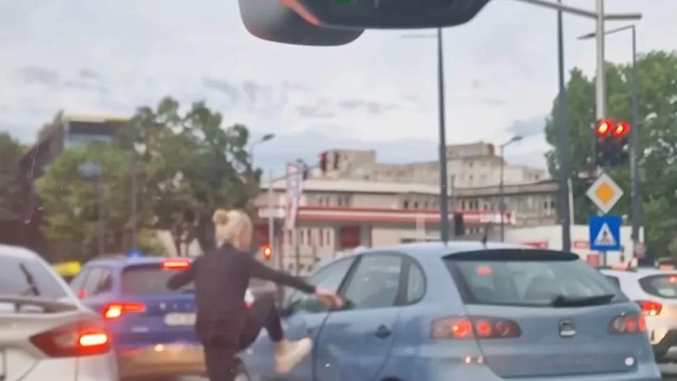 tânăra recalcitrantă a coborât de la volan și a mers și a lovit cu piciorul mașina turistului. Captură video
