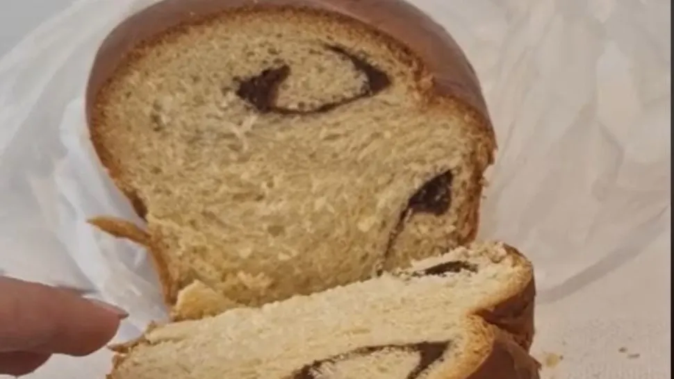 Umplutură aproape inexistentă în cozonacul cumpărat de la un cunoscut supermarket.