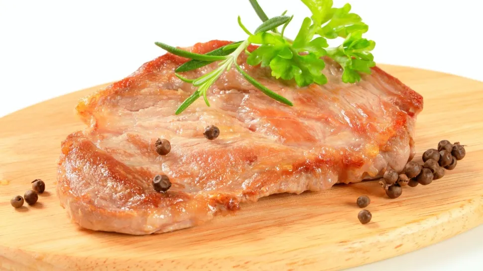 Condimentul care dă fripturii un gust aparte, indiferent că vorbim de pui, porc sau vită! Folosește-l și tu și vei obține un preparat savuros/ Click.ro