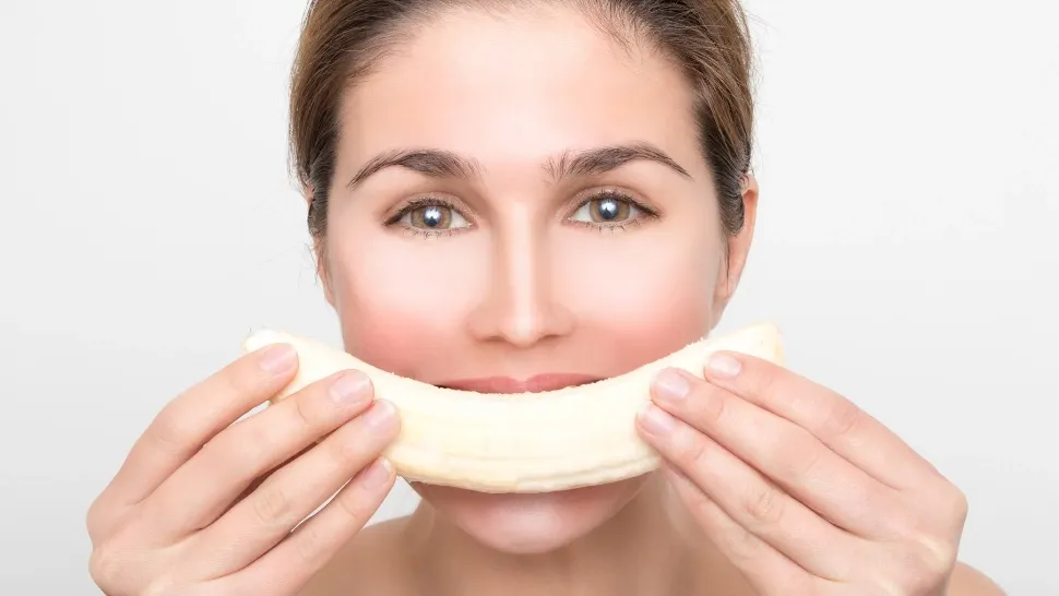 Bananele, soluția miraculoasă pentru o piele perfectă, ca de porțelan. Iată ce măști de față poți să pregătești cu deliciosul /Profimedia