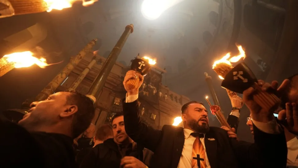 Cum se aprinde, de fapt, Lumina Sfântă. Foto: Profimedia