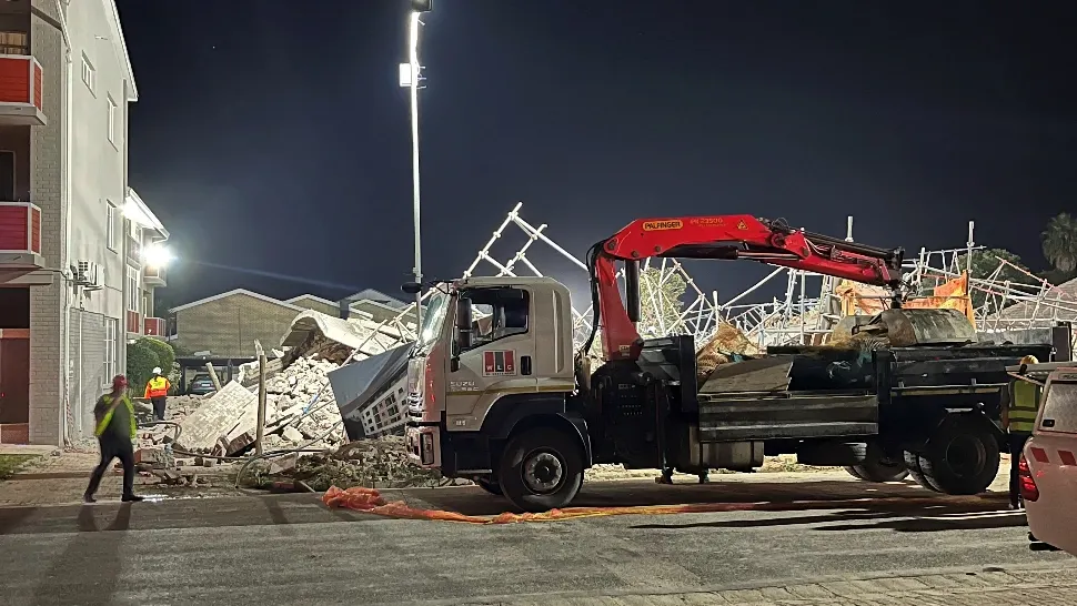 Un mort şi aproape 50 de muncitori prinși sub dărâmături, după prăbușirea unui mall în construcție, în Africa de Sud
