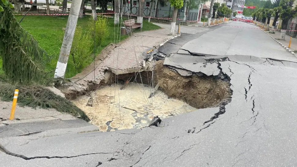 Craterul din Slănic. Prefectul, declarație halucinantă: „Tasarea a prezentat urme de remediere”