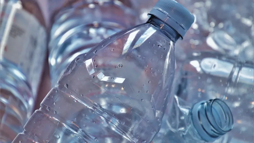 Câți bani strânge un român care duce zilnic sticle la reciclat. Tomberoanele au fost luate cu asalt