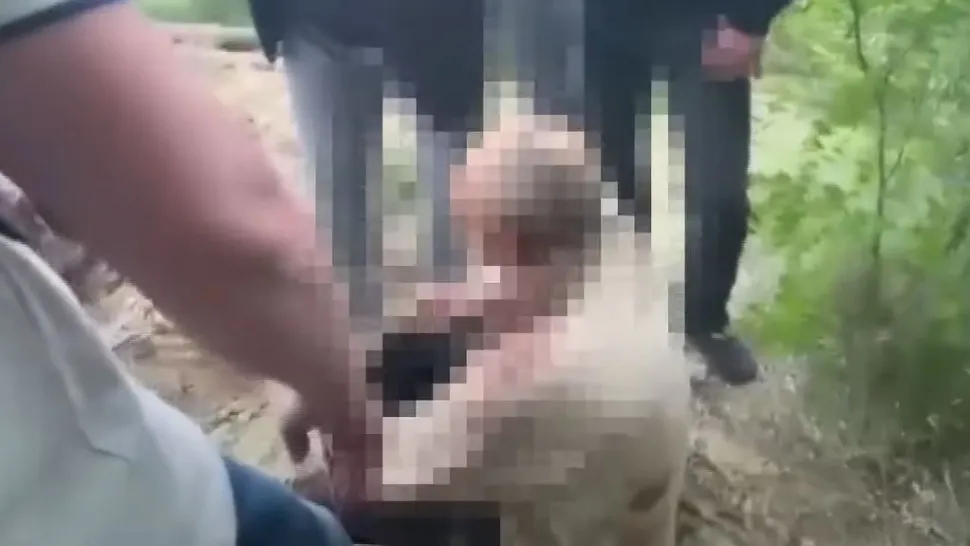 Bărbatul stătea de 4 zile îngropat de viu și rănit. Foto/Captură video