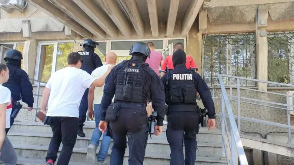 Bărbaţi, reţinuţi după ce au provocat un scandal monstru în faţa unui local din Botoșani: 3 persoane, agresate/ Foto: IPJ Botoșani