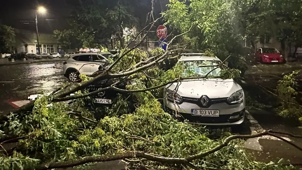 Furtuni electrice de COD ROȘU în România. Aproape 400 de intervenții în București și Ilfov. ANM anunță vreme de coșmar: prognoza actualizată - VIDEO