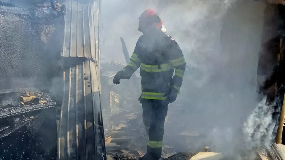 Un bărbat a fost mistuit de flăcări în propria casă. Totul a pornit de la un scurtcircuit