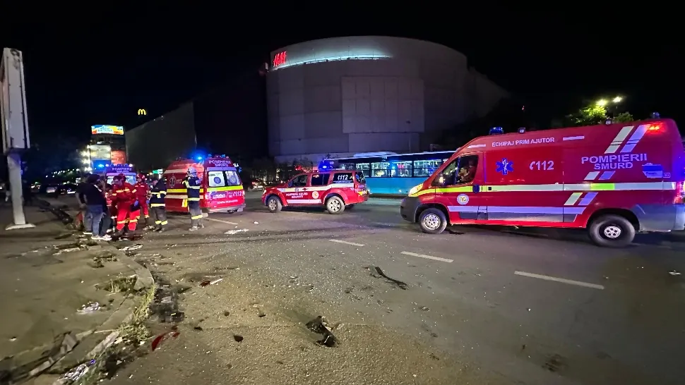 Accident grav, în Piața Unirii, din București: 12 victime, după un impact violent între un microbuz cu nepalezi și un autoturism